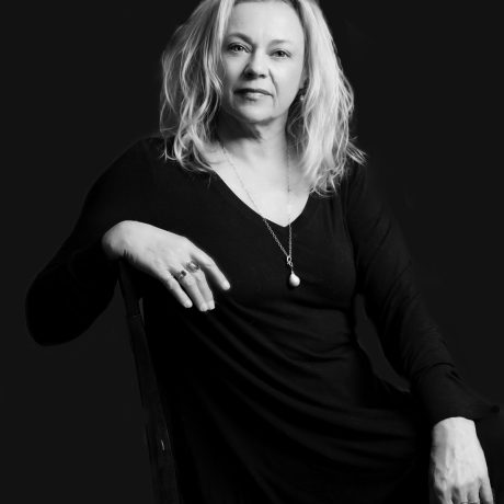 Artist, Lisa Gizara, photographed in her Santa Monica, CA studio on Saturday, February 5th, 2022.  Photo by Karen Ballard